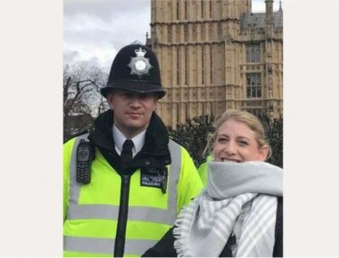 Λονδίνο: Αμερικανίδα τουρίστρια βγάζει την τελευταία selfie με τον ήρωα-αστυνομικό